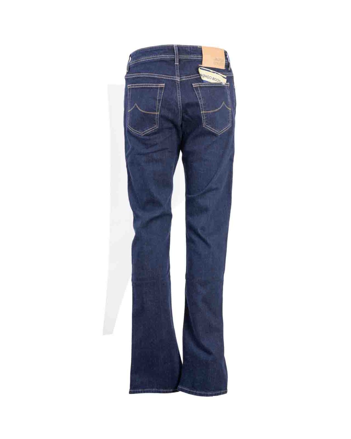 shop JACOB COHEN  Jeans: Jacob Cohen jeans "Bard".
Bottoni logati con dettagli a spina di pesce e finitura in palladio.
Vita bassa.
Modello a cinque tasche con logo ricamato sul taschino.
Patta interna ricamata con nome del pantalone e citazione del fondatore.
Chiusura con bottoni.
Include foulard con stampa di collezione e rocchetto di filo.
Profumati con l'esclusiva fragranza Jacob Cohën.
Composizione: 92% Cotone 6% Elastomultiestere 2% Elastan.
Fabbricato in Italia.. UQE04 32 S4071 BARD-164D number 1662782